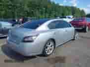 2014 Nissan Maxima SV z VIN 1N4AA5AP1EC455171, wystawiony jako IAAI lot #42603177 z przebiegiem 181 619 mil mil oraz . Historia ofert i sprzedaży dostępna na DreamBid. Obrazek 4.