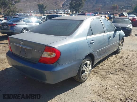 2004 Toyota Camry LE z VIN 4T1BE32K64U864149, wystawiony jako IAAI lot #43506229 z przebiegiem 258 457 mil mil oraz . Historia ofert i sprzedaży dostępna na DreamBid. Obrazek 4.