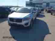 2017 Kia Sorento LX z VIN 5XYPG4A59HG320368, wystawiony jako IAAI lot #43434534 z przebiegiem 123 121 mil mil oraz . Historia ofert i sprzedaży dostępna na DreamBid. Obrazek 2.