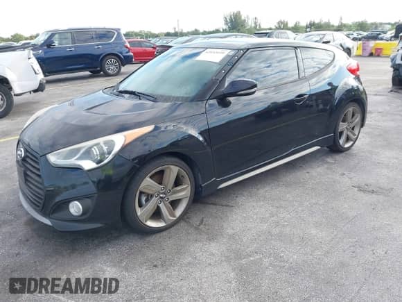 2013 Hyundai Veloster Turbo z VIN KMHTC6AE6DU085390, wystawiony jako IAAI lot #42032699 z przebiegiem 122 483 mil mil oraz . Historia ofert i sprzedaży dostępna na DreamBid. Obrazek 2.