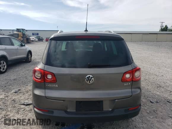 2009 Volkswagen Tiguan S z VIN WVGAV75N39W003838, wystawiony jako Copart lot #66858015 z przebiegiem 100 948 mil mil oraz Czysty tytuł • Clean title. Historia ofert i sprzedaży dostępna na DreamBid. Obrazek 6.