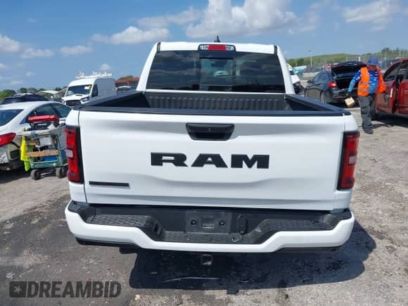 2025 Ram 1500 Big Horn z VIN 1C6RREFG6SN534289, wystawiony jako IAAI lot #41965903 z przebiegiem 11 349 mil mil oraz . Historia ofert i sprzedaży dostępna na DreamBid. Obrazek 16.