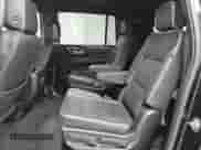 2023 Chevrolet Suburban Premier z VIN 1GNSKFKD1PR254643, wystawiony jako Copart lot #81303615 z przebiegiem 78 137 mil mil oraz Czysty tytuł • Clean title. Historia ofert i sprzedaży dostępna na DreamBid. Obrazek 11.
