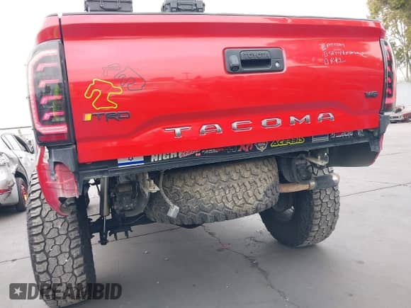 2018 Toyota Tacoma SR5 с VIN 3TMAZ5CN8JM056863, выставлен на аукционе IAAI как лот 42323231 с пробегом 95 270 миль миль и . История ставок и продаж доступна на DreamBid. Изображение 6.