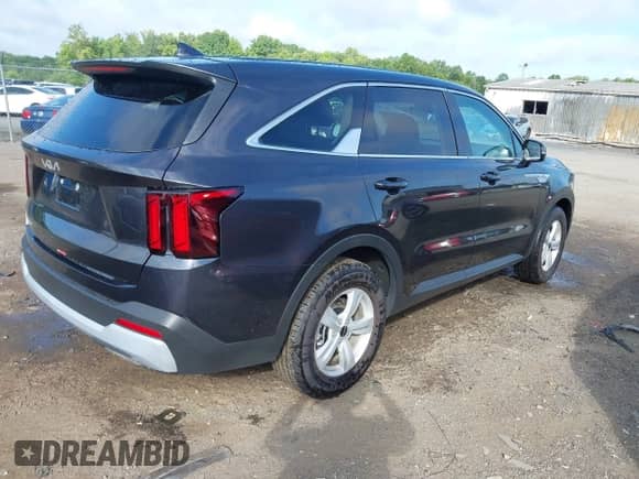 2025 Kia Sorento LX with VIN 5XYRG4JC7SG388991, listed as a IAAI auction lot 42677313 with 7,983 mi miles and . Bid and sale history available at DreamBid. Image 4.