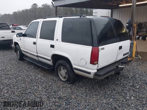 1999 Chevrolet Tahoe Police Special z VIN 1GNEC13RXXR101766, wystawiony jako IAAI lot #41393447 z przebiegiem 387 448 mil mil oraz . Historia ofert i sprzedaży dostępna na DreamBid. Obrazek 3.