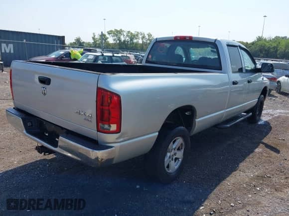 2005 Dodge 1500 SLT z VIN 1D7HU18D05J575646, wystawiony jako IAAI lot #43203572 z przebiegiem Nie podano mil oraz . Historia ofert i sprzedaży dostępna na DreamBid. Obrazek 4.