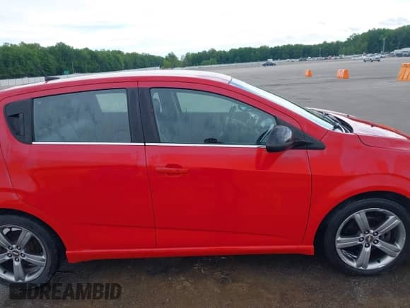 2013 Chevrolet Sonic RS z VIN 1G1JH6SB5D4158355, wystawiony jako IAAI lot #42234638 z przebiegiem 164 870 mil mil oraz . Historia ofert i sprzedaży dostępna na DreamBid. Obrazek 13.