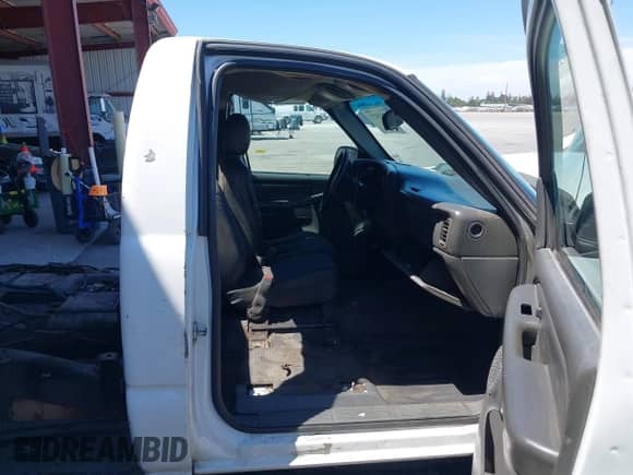 2006 Chevrolet Silverado 1500 Work Truck z VIN 3GCEC14X86G197028, wystawiony jako IAAI lot #42933273 z przebiegiem Nie podano mil oraz . Historia ofert i sprzedaży dostępna na DreamBid. Obrazek 5.