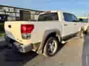 2008 Toyota Tundra Limited z VIN 5TFDV58168X073440, wystawiony jako Copart lot #52966805 z przebiegiem Nie podano mil oraz Czysty tytuł • Clean title. Historia ofert i sprzedaży dostępna na DreamBid. Obrazek 4.