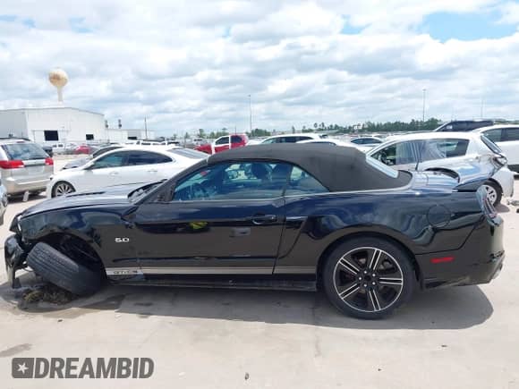 2014 Ford Mustang GT Premium с VIN 1ZVBP8FF6E5296244, выставлен на аукционе IAAI как лот 42230745 с пробегом 70 533 миль миль и . История ставок и продаж доступна на DreamBid. Изображение 14.