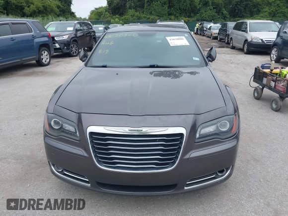 2013 Chrysler 300 S с VIN 2C3CCABT9DH681718, выставлен на аукционе IAAI как лот 43030800 с пробегом 176 908 миль миль и . История ставок и продаж доступна на DreamBid. Изображение 12.