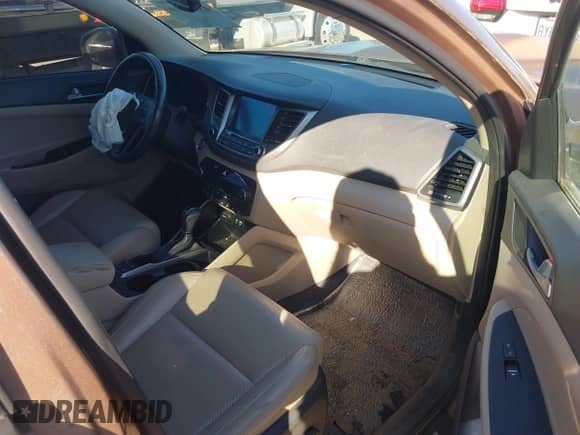 2016 Hyundai Tucson Sport z VIN KM8J3CA28GU241039, wystawiony jako IAAI lot #43285366 z przebiegiem 96 082 mil mil oraz . Historia ofert i sprzedaży dostępna na DreamBid. Obrazek 5.