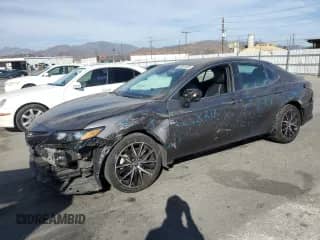 2021 Toyota Camry SE Nightshade z VIN 4T1G11AKXMU556179, wystawiony jako Copart lot #68931055 z przebiegiem 83 192 mil mil oraz Szkoda całkowita • Salvage title. Historia ofert i sprzedaży dostępna na DreamBid. Obrazek 1.