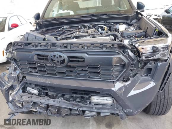 2024 Toyota Tacoma SR5 z VIN 3TMLB5JN5RM080565, wystawiony jako IAAI lot #42584677 z przebiegiem 17 149 mil mil oraz . Historia ofert i sprzedaży dostępna na DreamBid. Obrazek 6.