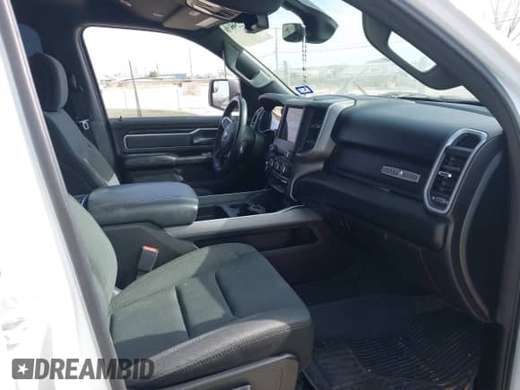 2021 Ram 1500 Big Horn z VIN 1C6SRFFT5MN650476, wystawiony jako IAAI lot #41229878 z przebiegiem 107 980 mil mil oraz . Historia ofert i sprzedaży dostępna na DreamBid. Obrazek 5.