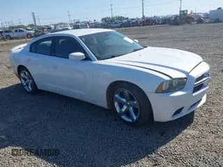 2013 Dodge Charger SXT z VIN 2C3CDXHGXDH546581, wystawiony jako IAAI lot #42081973 z przebiegiem 146 399 mil mil oraz . Historia ofert i sprzedaży dostępna na DreamBid. Obrazek 1.