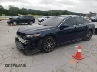 2021 Toyota Camry SE z VIN 4T1S11AK3MU521896, wystawiony jako Copart lot #60973185 z przebiegiem 108 116 mil mil oraz Szkoda całkowita • Salvage title. Historia ofert i sprzedaży dostępna na DreamBid. Obrazek 1.