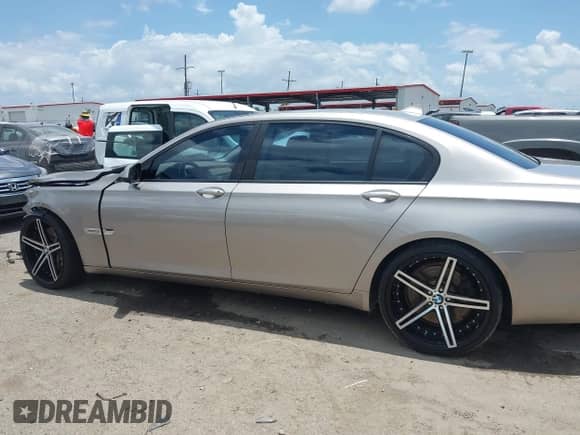 2009 BMW 7 Series 750Li with VIN WBAKB83539CY62193, listed as a IAAI auction lot 42440589 with Not provided miles and . Bid and sale history available at DreamBid. Image 14.