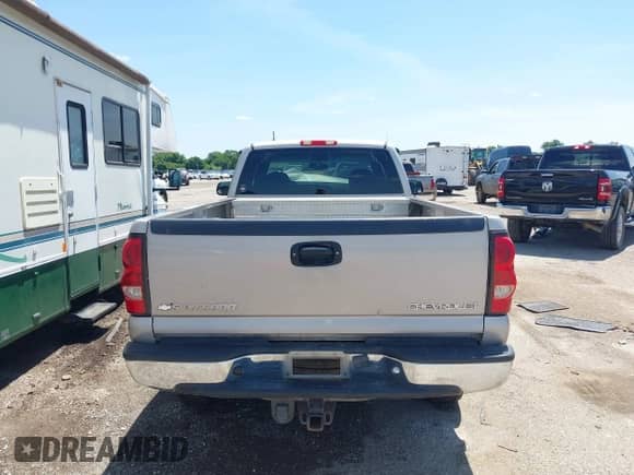 2005 Chevrolet Silverado 2500HD Work Truck with VIN 1GCHC29U45E207285, listed as a IAAI auction lot 42377342 with 315,040 mi miles and . Bid and sale history available at DreamBid. Image 16.