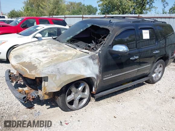 2014 Chevrolet Tahoe LTZ z VIN 1GNSKCE09ER100007, wystawiony jako IAAI lot #43163852 z przebiegiem 115 817 mil mil oraz . Historia ofert i sprzedaży dostępna na DreamBid. Obrazek 2.