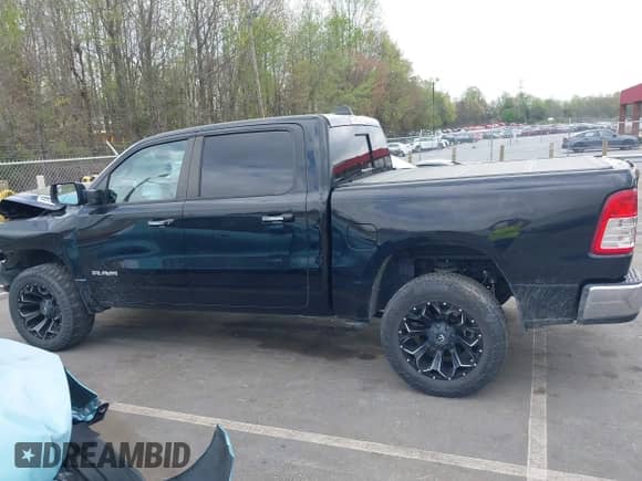 2020 Ram 1500 Big Horn z VIN 1C6RRFFG0LN403768, wystawiony jako IAAI lot #41948895 z przebiegiem 85 039 mil mil oraz . Historia ofert i sprzedaży dostępna na DreamBid. Obrazek 14.