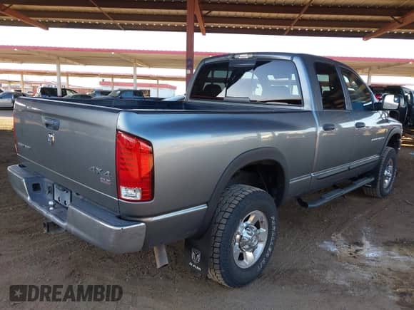 2005 Dodge 2500 SLT z VIN 1D7KS28D65J635057, wystawiony jako IAAI lot #42875824 z przebiegiem 239 295 mil mil oraz . Historia ofert i sprzedaży dostępna na DreamBid. Obrazek 4.