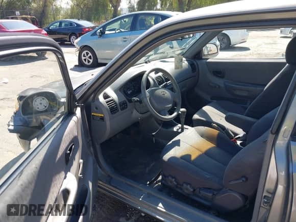 2005 Hyundai Accent GLS z VIN KMHCG35C25U348410, wystawiony jako IAAI lot #41729780 z przebiegiem 166 216 mil mil oraz . Historia ofert i sprzedaży dostępna na DreamBid. Obrazek 5.