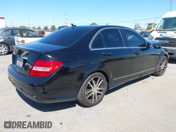 2014 Mercedes-Benz C 250 Sport с VIN WDDGF4HB3EG241520, выставлен на аукционе IAAI как лот 43016977 с пробегом 89 674 миль миль и . История ставок и продаж доступна на DreamBid. Изображение 4.
