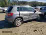 2010 Volkswagen Tiguan SE с VIN WVGBV7AX4AW510392, выставлен на аукционе Copart как лот 86785535 с пробегом 152 924 миль миль и Списание • Salvage title. История ставок и продаж доступна на DreamBid. Изображение 3.
