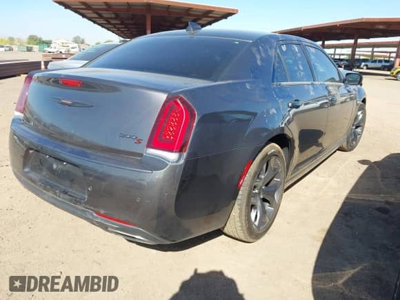 2023 Chrysler 300 S z VIN 2C3CCABGXPH537523, wystawiony jako IAAI lot #42054211 z przebiegiem 51 882 mil mil oraz . Historia ofert i sprzedaży dostępna na DreamBid. Obrazek 4.