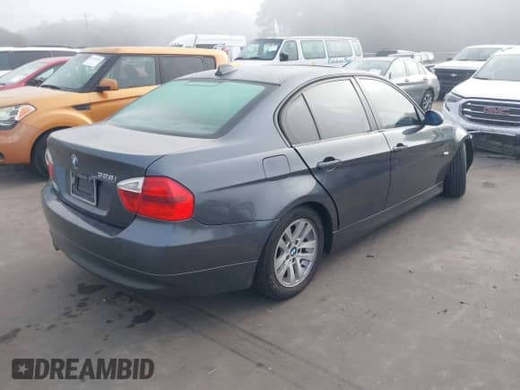 2007 BMW 3 Series 328i z VIN WBAVC53507FZ74485, wystawiony jako IAAI lot #43292107 z przebiegiem 176 945 mil mil oraz . Historia ofert i sprzedaży dostępna na DreamBid. Obrazek 4.