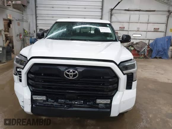 2023 Toyota Tundra SR5 z VIN 5TFLA5DAXPX063554, wystawiony jako IAAI lot #41943423 z przebiegiem 82 823 mil mil oraz . Historia ofert i sprzedaży dostępna na DreamBid. Obrazek 12.