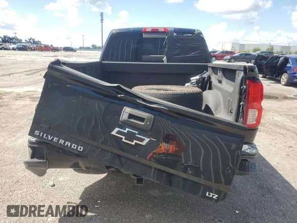 2017 Chevrolet Silverado 1500 LTZ z VIN 3GCUKSEJXHG108156, wystawiony jako Copart lot #69384315 z przebiegiem 124 939 mil mil oraz Szkoda całkowita • Salvage title. Historia ofert i sprzedaży dostępna na DreamBid. Obrazek 6.