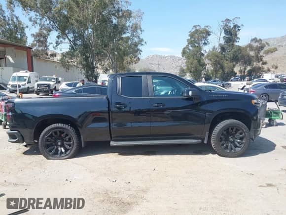 2019 Chevrolet Silverado 1500 RST z VIN 1GCRWDED3KZ221034, wystawiony jako IAAI lot #42121556 z przebiegiem 48 733 mil mil oraz . Historia ofert i sprzedaży dostępna na DreamBid. Obrazek 13.