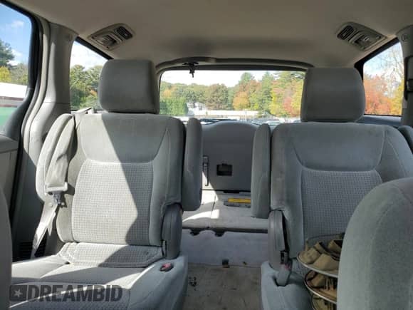 2010 Toyota Sienna CE z VIN 5TDKK4CC2AS305336, wystawiony jako Copart lot #86893375 z przebiegiem 225 105 mil mil oraz Czysty tytuł • Clean title. Historia ofert i sprzedaży dostępna na DreamBid. Obrazek 10.