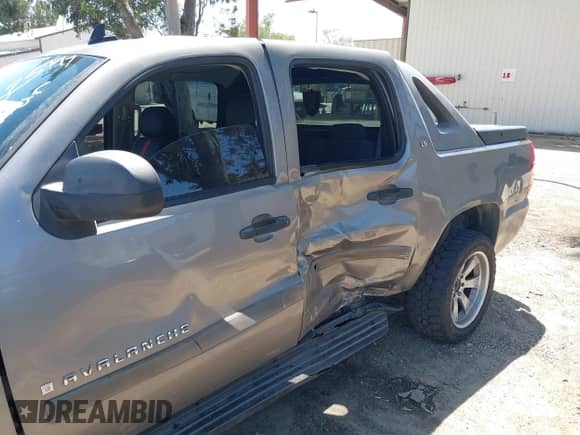 2007 Chevrolet Avalanche 2LT z VIN 3GNEC12J47G313249, wystawiony jako IAAI lot #42325797 z przebiegiem 142 836 mil mil oraz . Historia ofert i sprzedaży dostępna na DreamBid. Obrazek 12.