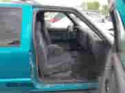 1996 Chevrolet Blazer z VIN 1GNDT13W7T2110686, wystawiony jako IAAI lot #42061419 z przebiegiem 160 059 mil mil oraz . Historia ofert i sprzedaży dostępna na DreamBid. Obrazek 5.