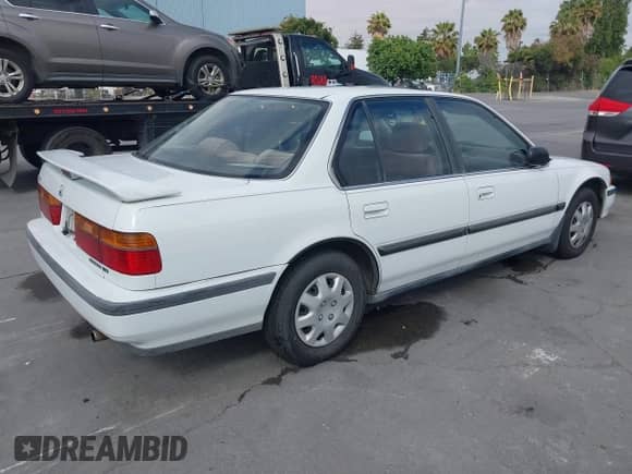 1990 Honda Accord LX with VIN JHMCB7652LC067333, listed as a IAAI auction lot 42580921 with 119,733 mi miles and . Bid and sale history available at DreamBid. Image 4.
