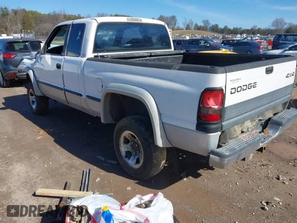 1999 Dodge 1500 z VIN 3B7HF13Z7XM518339, wystawiony jako IAAI lot #41488241 z przebiegiem 244 181 mil mil oraz . Historia ofert i sprzedaży dostępna na DreamBid. Obrazek 3.