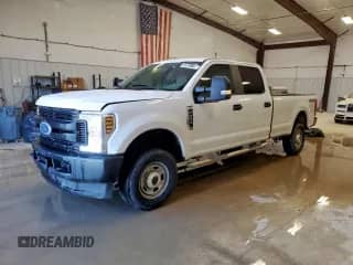 2019 Ford F-250 XL z VIN 1FT7W2B60KEC69082, wystawiony jako Copart lot #72031715 z przebiegiem 195 244 mil mil oraz Czysty tytuł • Clean title. Historia ofert i sprzedaży dostępna na DreamBid. Obrazek 1.