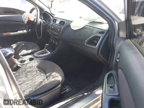 2014 Chrysler 200 LX с VIN 1C3CCBAB8EN237320, выставлен на аукционе IAAI как лот 43551760 с пробегом 130 648 миль миль и . История ставок и продаж доступна на DreamBid. Изображение 5.