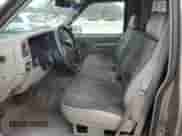 1998 GMC Sierra 1500 z VIN 1GTEC14W0WZ526005, wystawiony jako Copart lot #86539824 z przebiegiem 206 094 mil mil oraz Czysty tytuł • Clean title. Historia ofert i sprzedaży dostępna na DreamBid. Obrazek 7.