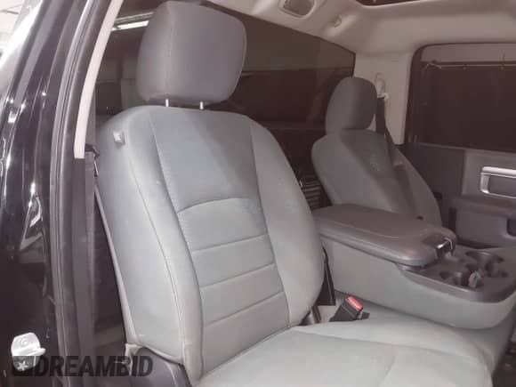 2014 Ram 1500 Express z VIN 3C6JR6AT5EG142019, wystawiony jako IAAI lot #42909966 z przebiegiem 136 943 mil mil oraz . Historia ofert i sprzedaży dostępna na DreamBid. Obrazek 8.