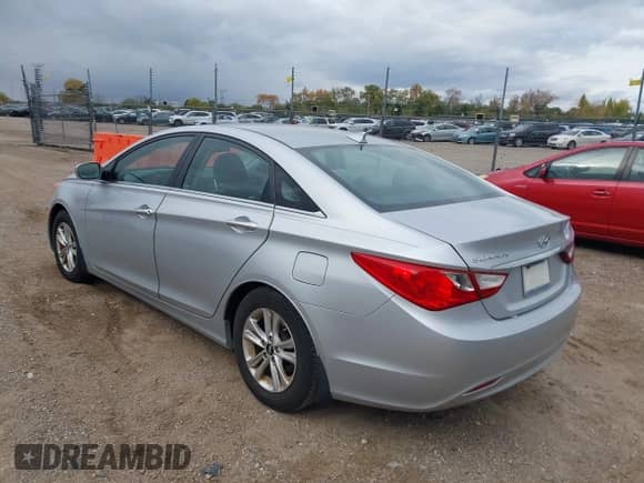 2013 Hyundai Sonata GLS z VIN 5NPEB4AC2DH796470, wystawiony jako IAAI lot #43499428 z przebiegiem 108 005 mil mil oraz . Historia ofert i sprzedaży dostępna na DreamBid. Obrazek 3.
