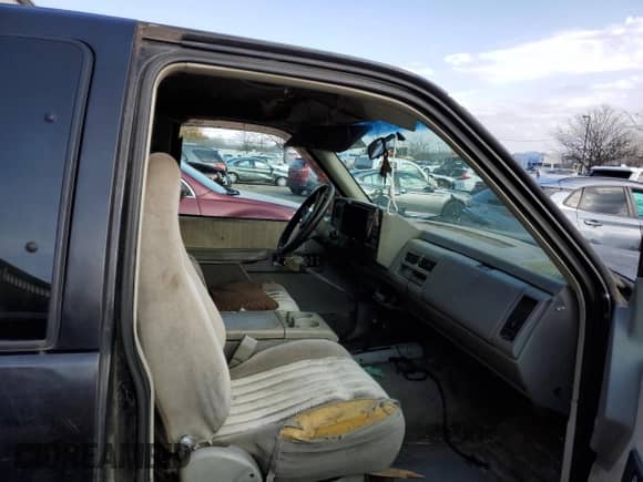 1994 Chevrolet Silverado 2500 z VIN 2GCFK29K8R1315568, wystawiony jako Copart lot #82931554 z przebiegiem 295 467 mil mil oraz Szkoda całkowita • Salvage title. Historia ofert i sprzedaży dostępna na DreamBid. Obrazek 7.