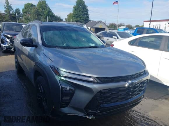 2025 Chevrolet Trax ACTIV z VIN KL77LKEP8SC095591, wystawiony jako IAAI lot #43155675 z przebiegiem 20 206 mil mil oraz . Historia ofert i sprzedaży dostępna na DreamBid. Obrazek 1.