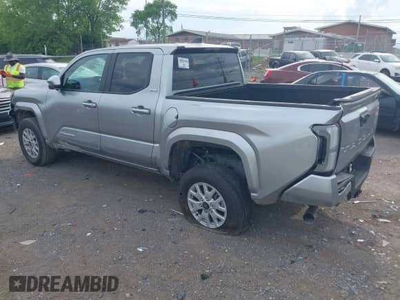 2024 Toyota Tacoma SR5 z VIN 3TMKB5FN2RM000305, wystawiony jako IAAI lot #42108145 z przebiegiem Nie podano mil oraz . Historia ofert i sprzedaży dostępna na DreamBid. Obrazek 3.