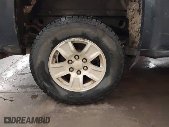 2018 Chevrolet Silverado 1500 LT z VIN 1GCVKREC6JZ302283, wystawiony jako IAAI lot #42813241 z przebiegiem 178 850 mil mil oraz . Historia ofert i sprzedaży dostępna na DreamBid. Obrazek 12.