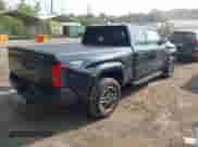 2024 Toyota Tacoma SR5 z VIN 3TMLB5JNXRM054348, wystawiony jako IAAI lot #42437739 z przebiegiem 11 274 mil mil oraz . Historia ofert i sprzedaży dostępna na DreamBid. Obrazek 4.